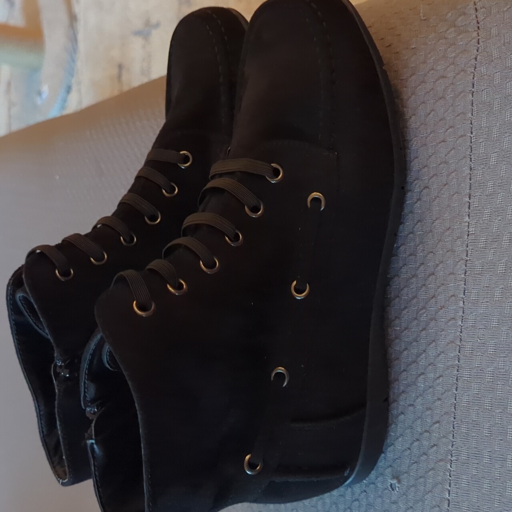 Black High-Top Women's Shoes - Picture 2 of 8